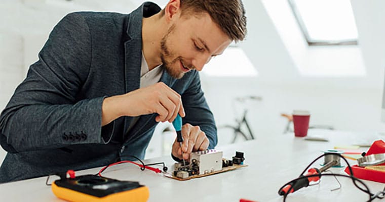 Techniker prüft elektrischen Strom